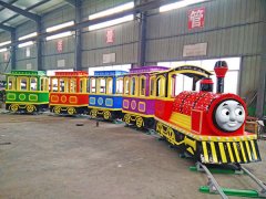 為了讓顧客玩得更開(kāi)心，維修人員會(huì)定期地維護(hù)游樂(lè)設(shè)備